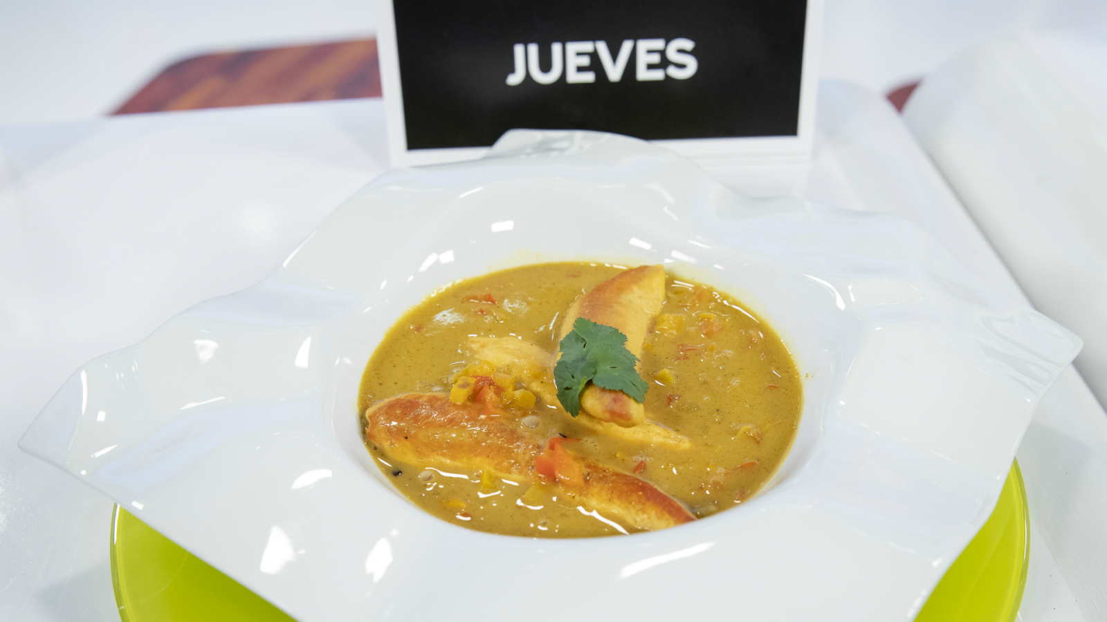 Guiso de pollo con arroz integral al estilo tailandés