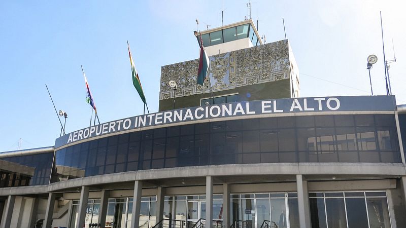 Detienen durante varias horas a dos integrantes del Gobierno de Morales, que vuelan a México tras ser liberados