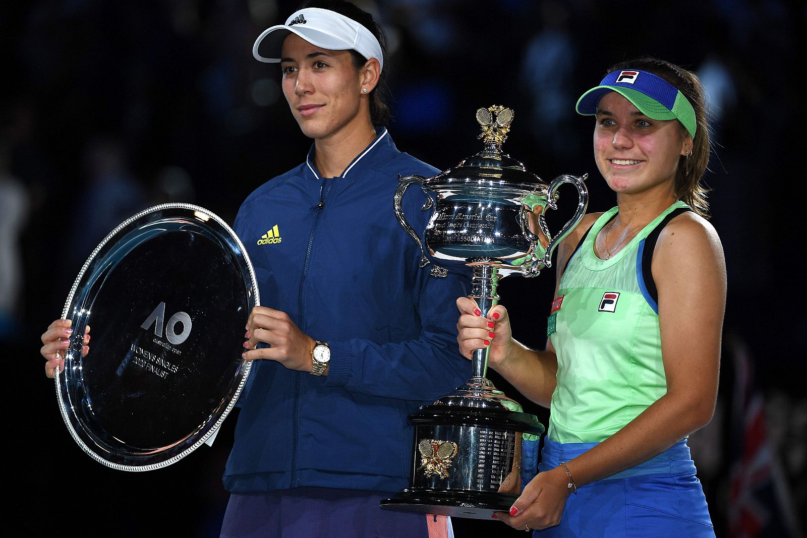 Muguruza y Kenin, en el podio del Abierto de Australia