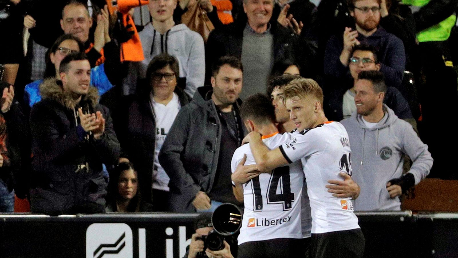 El centrocampista del Valencia, Carlos Soler (c), celebra con Gayá (i) y Wass