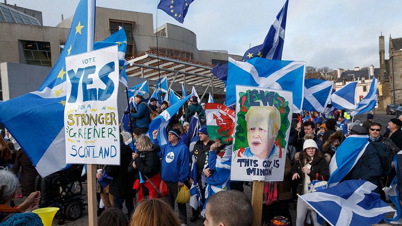 Cientos de escoceses protestan por la salida del Reino Unido de la Unión Europea: "¡Volveremos!"