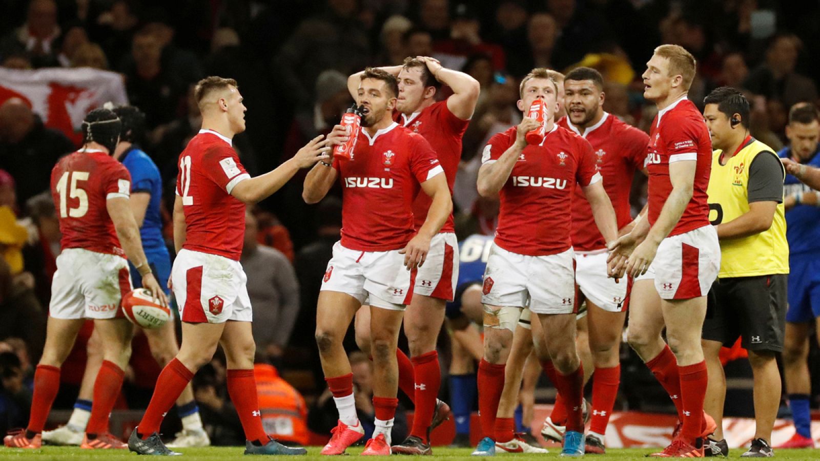 Jugadores de Gales celebran un ensayo
