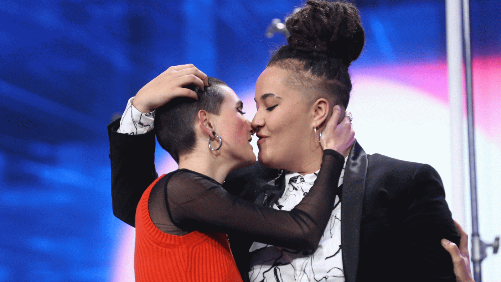 Eli se besa con su novia antes de abandonar la Academia de OT 2020