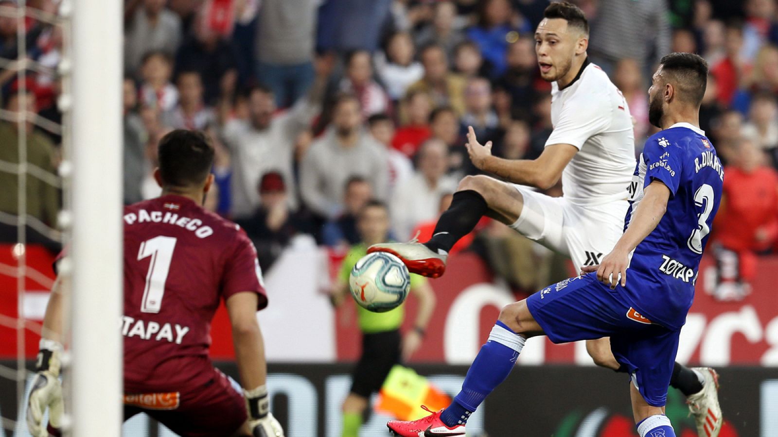 Lucas Ocampos remata a puerta