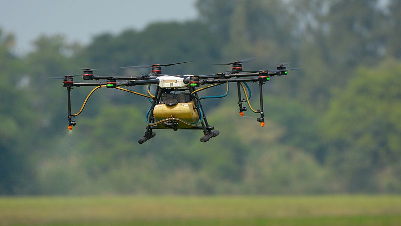 ¿Qué riesgos y multas conlleva sobrevolar un dron en un aeropuerto?