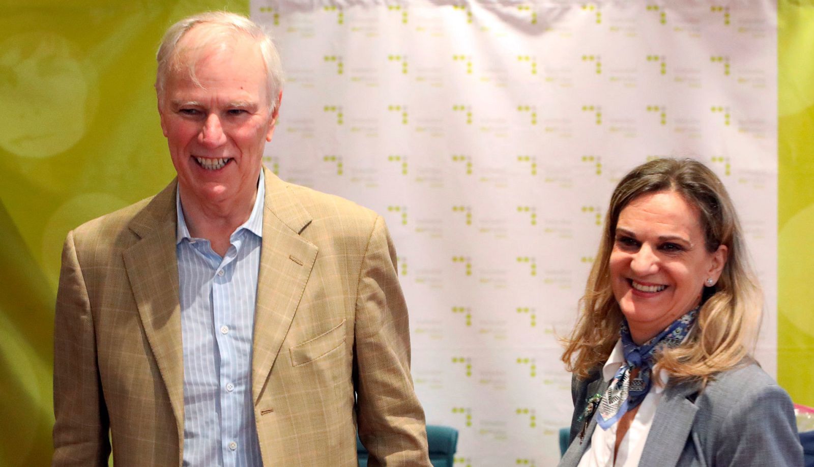 El relator especial de la ONU sobre la extrema pobreza y derechos humanos, Philip Alston, junto a la Valedora do Pobo de Galicia, María Dolores Fernández Galiño, durante su recorrido por España