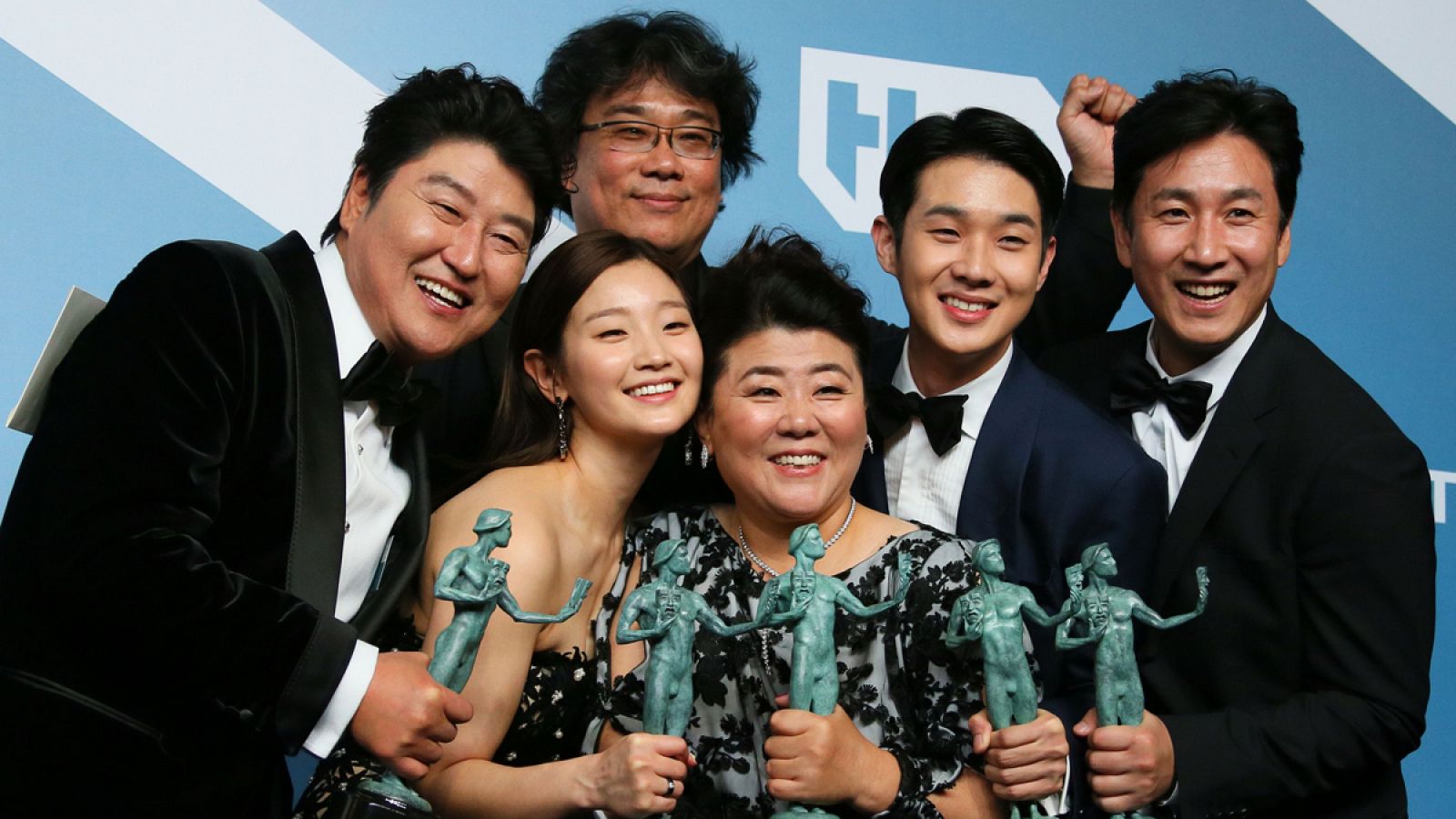 El reparto de 'Parásitos', junto al director Bong Joon-ho, celebra su victoria en los premios del Sindicato de actores.
