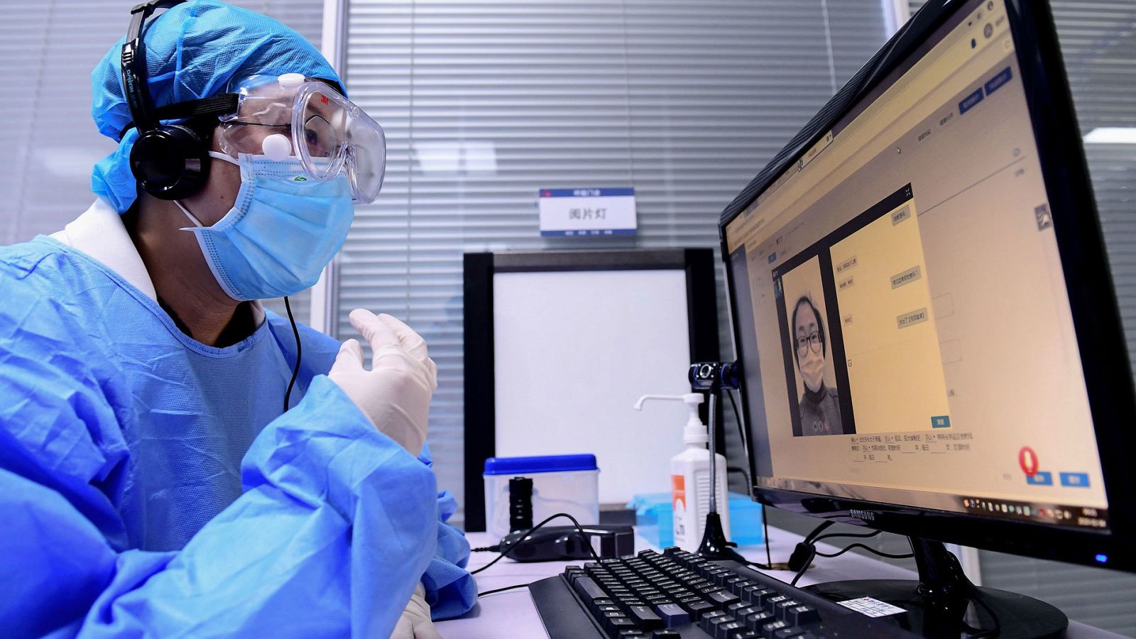 Un médico atiende a una paciente afectada por coronavirus en Shenyang, en la provincia de Liaoning