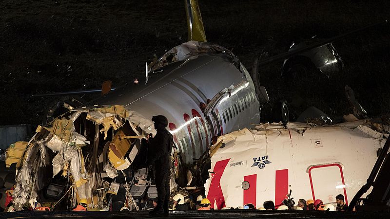 Un accidente aéreo deja tres muertos y 157 heridos tras romperse el avión en tres trozos al aterrizar en Turquía