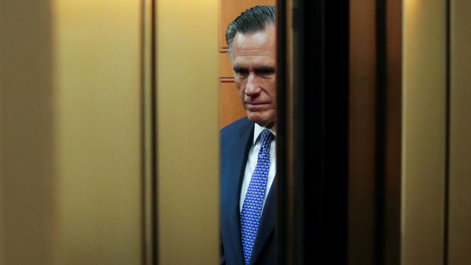 El senador republicano Mitt Romney votó a favor de destituir a Donald Trump