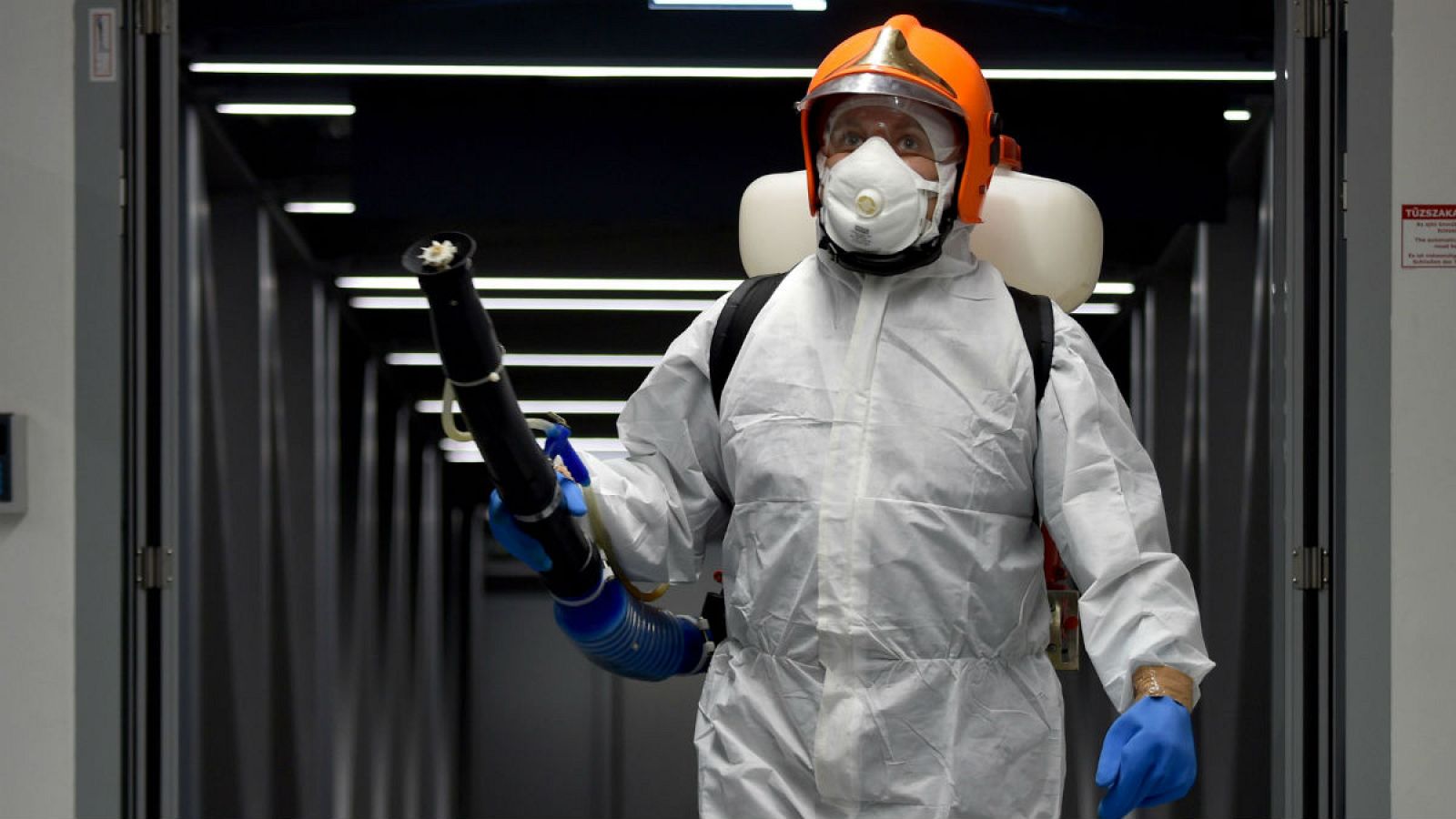 Un trabajador desinfecta el aeropuerto de Budapest