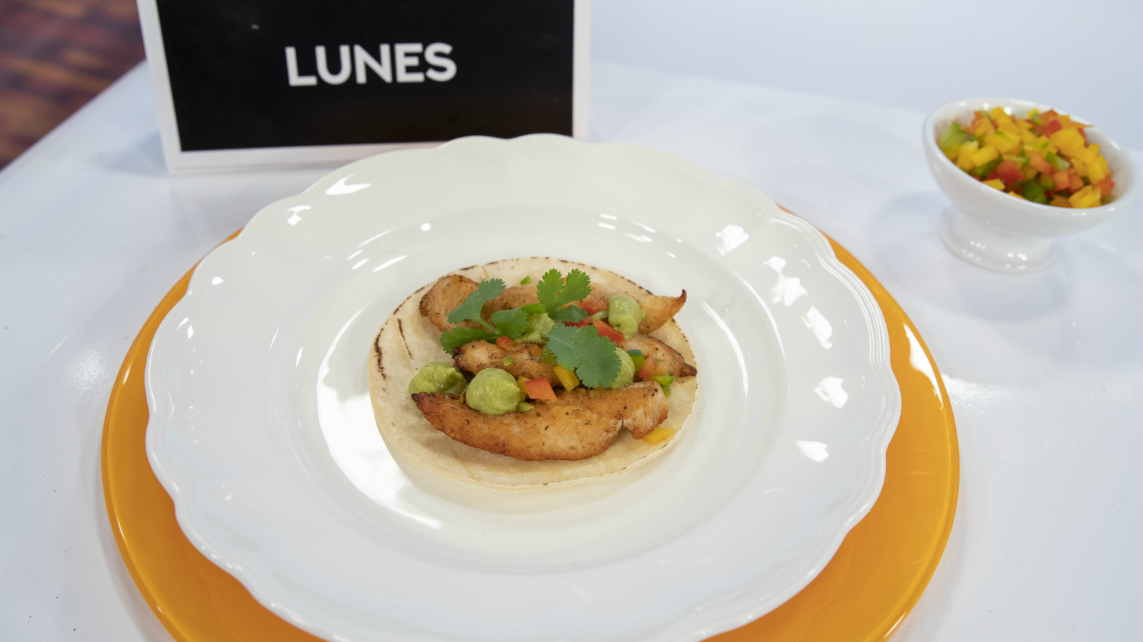 Tacos de pollo con pico de gallo y guacamole