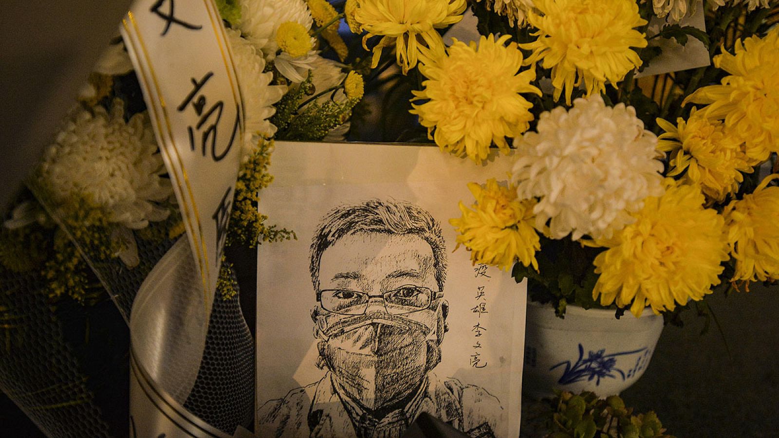 China llora la muerte del doctor que advirtió sobre el coronavirus