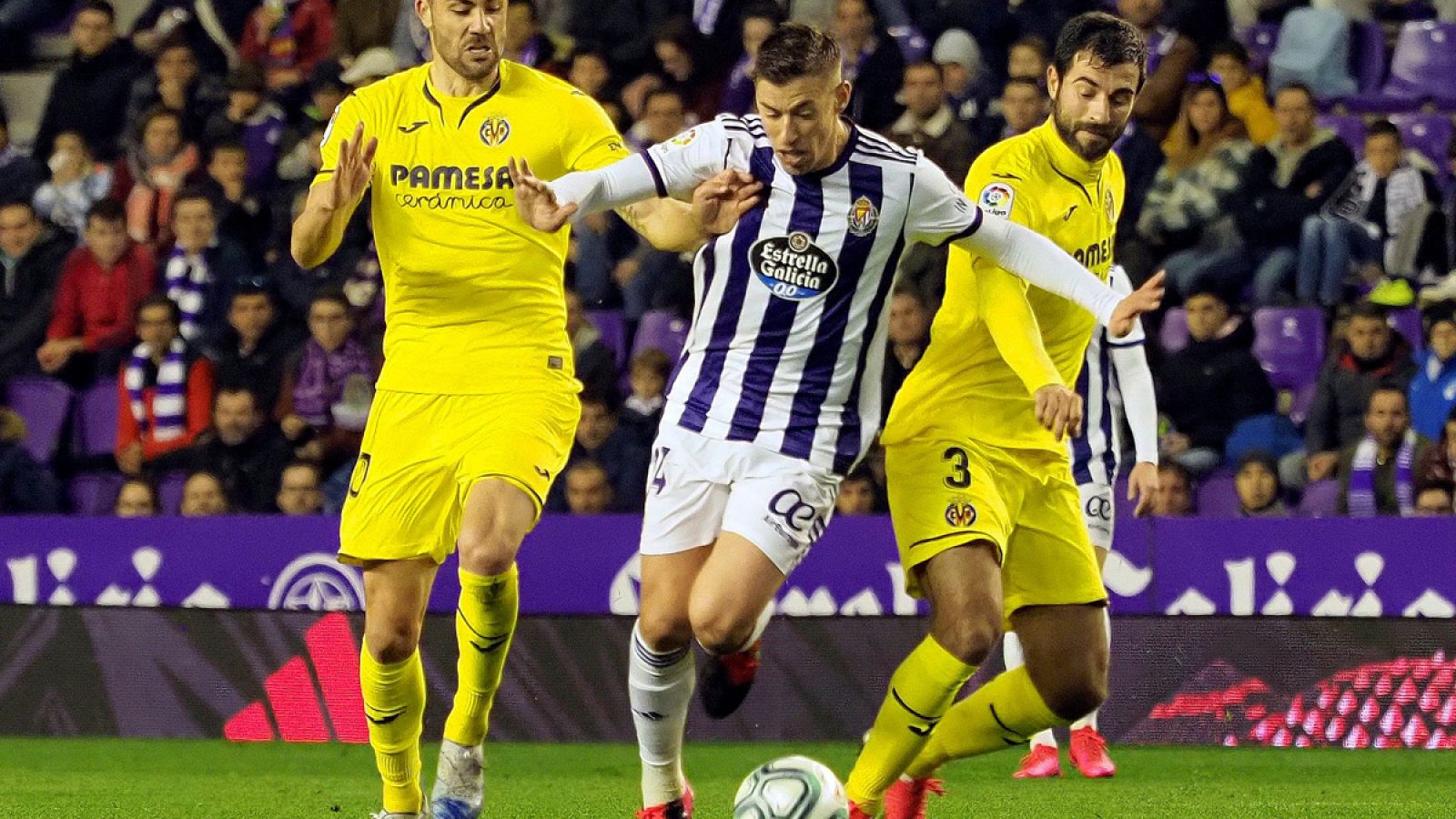 Rubén Alcaraz (c), entre Raúl Albiol (d) y Vicente Iborra (i)