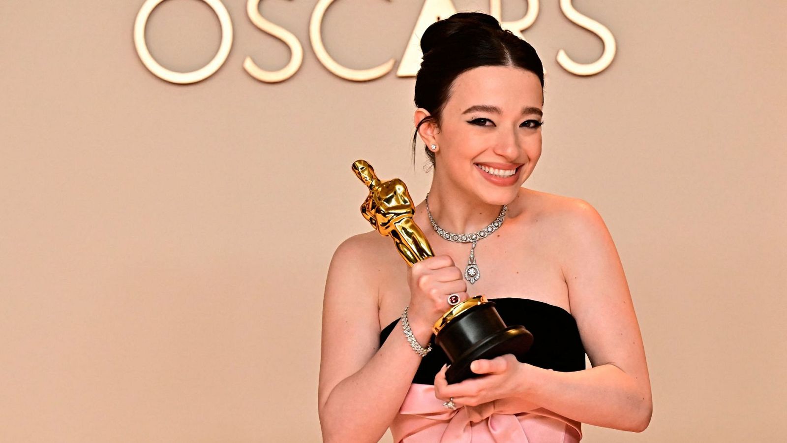 Imagen de la actriz Mikey Madison con el Oscar por su trabajo en Anora