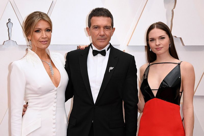 Antonio Banderas va a los Oscar con Nicole Kimpel y Stella Banderas