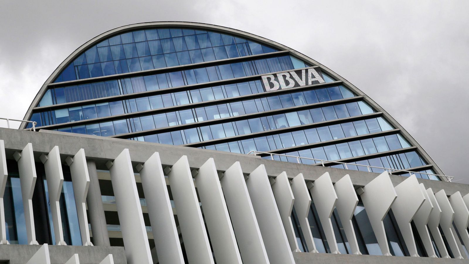 Fachada de la sede corporativa del BBVA en Madrid.