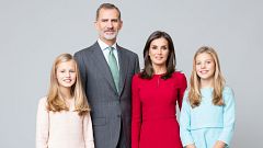 Los reyes y sus hijas estrenan retratos oficiales, incluyendo uno de familia