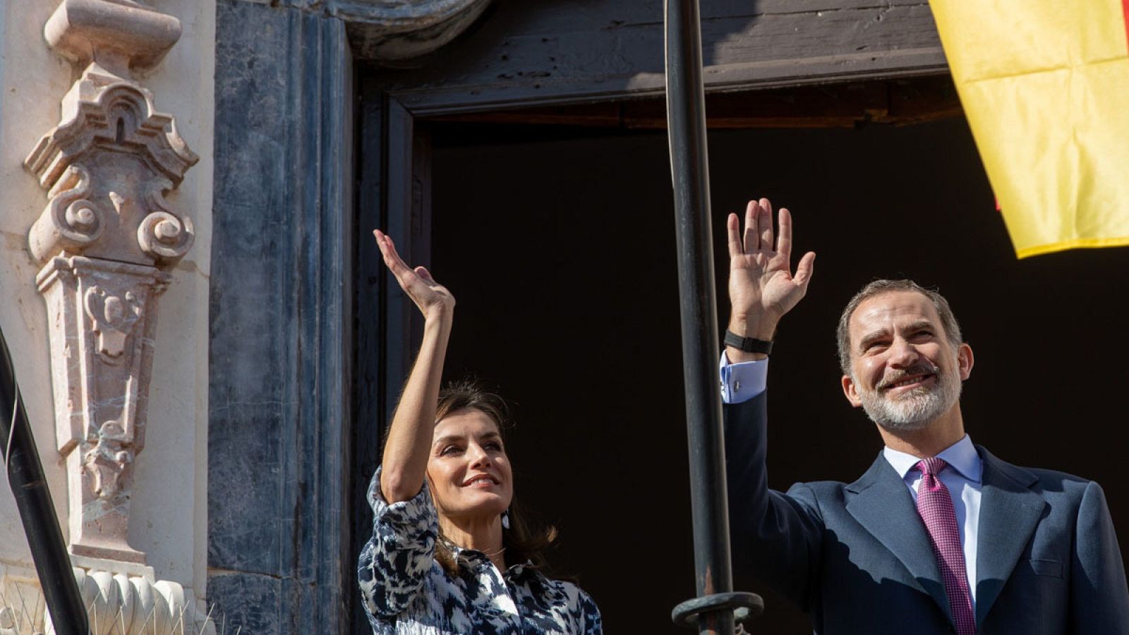 Los reyes Felipe y Letizia saludan desde el balcón del Palacio de Benamejí en Écija (Sevilla)