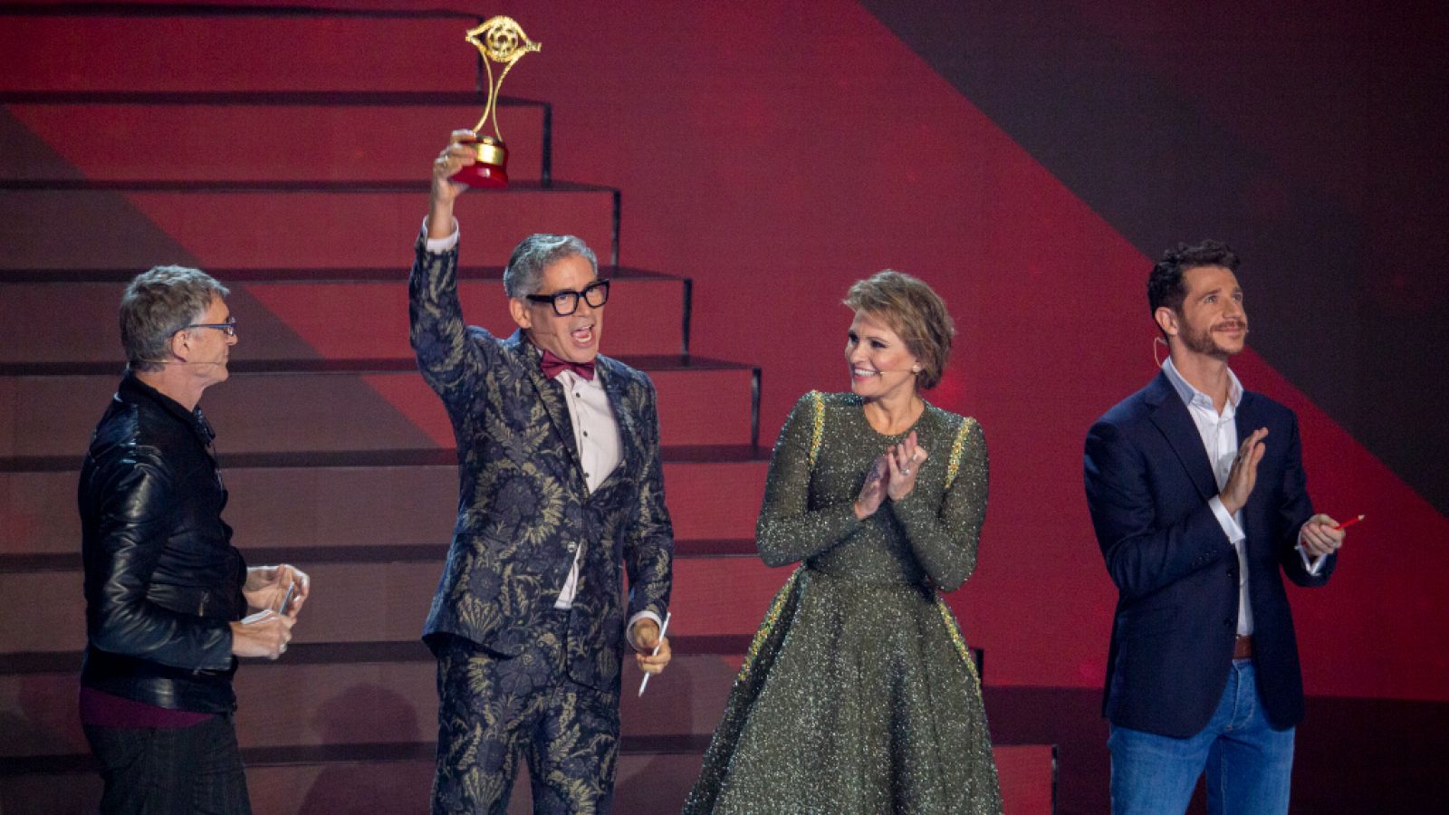 Boris enseña el Premio Iris del Jurado 2019