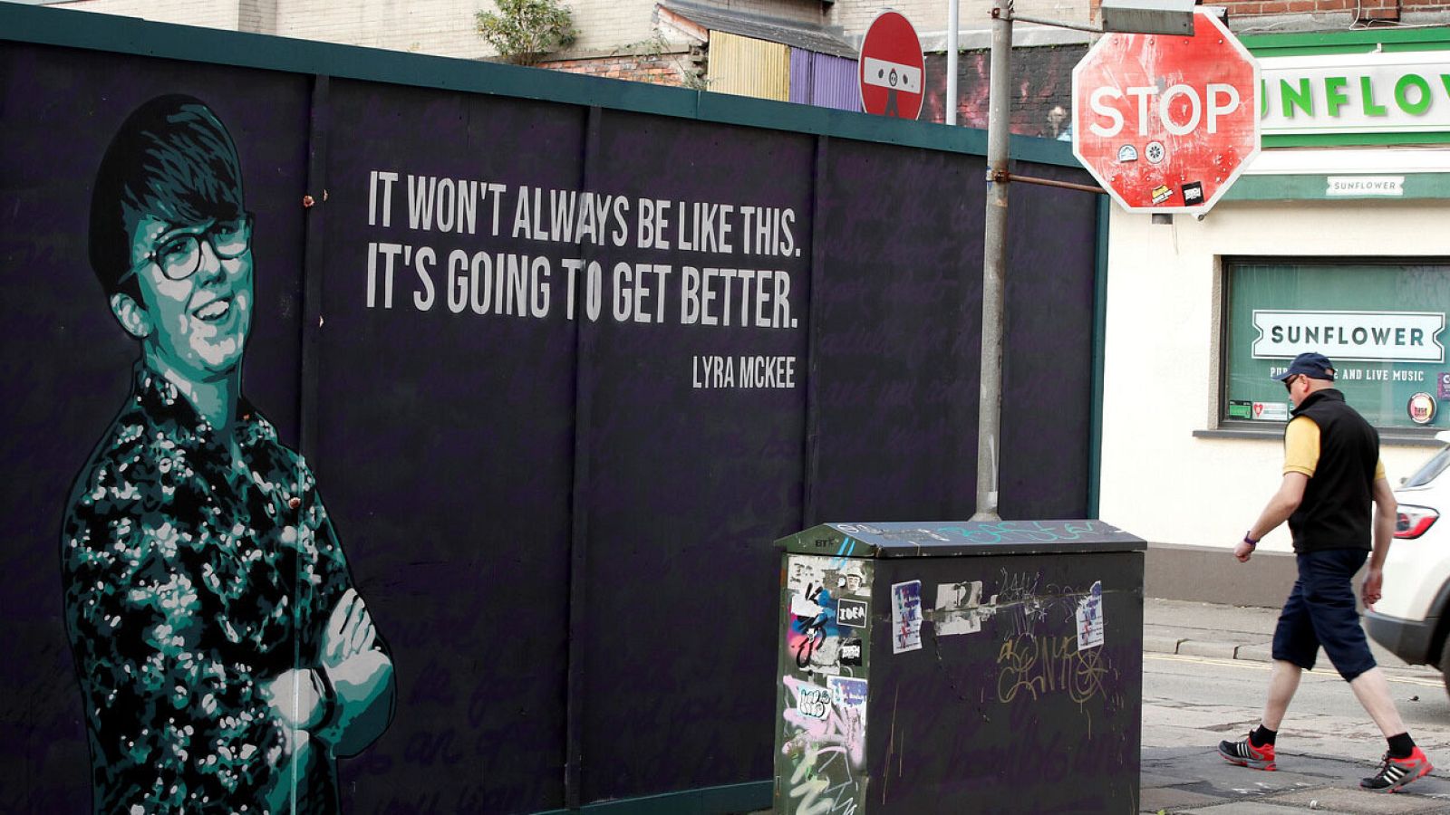 Un mural homenajea a la fallecida periodista Lyra Mckee en Belfast