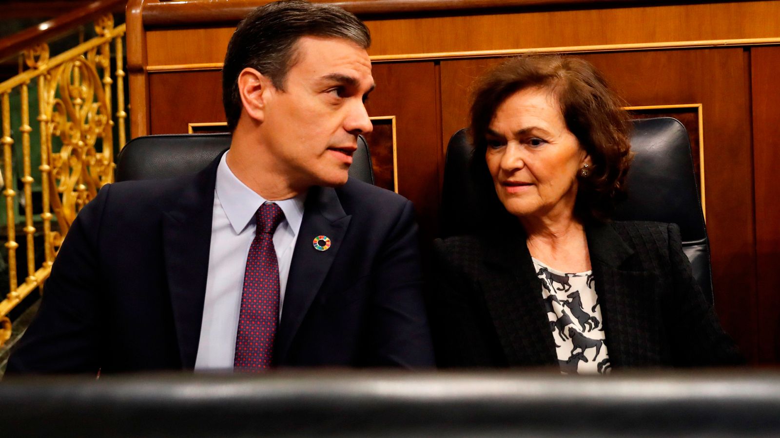 El presidente del Gobierno, Pedro Sánchez, y la vicepresidenta primera, Carmen Calvo