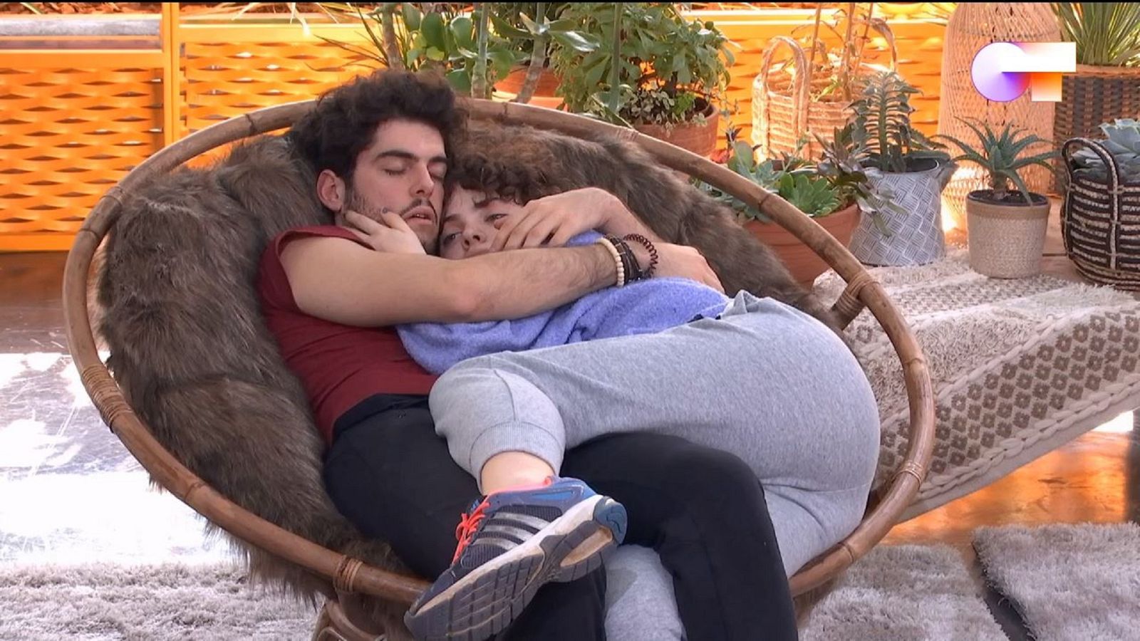 OT 2020 - Rafa y Anne duermen abrazados