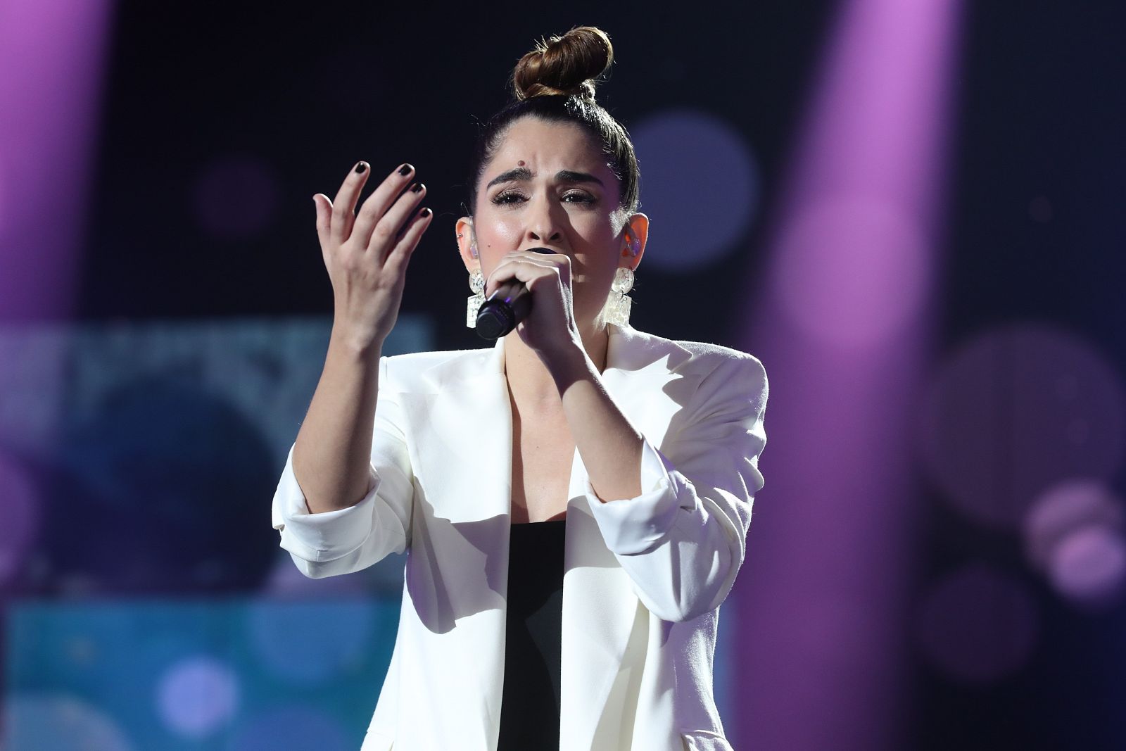 Anaju cantando durante la gala 4 de Operación Triunfo