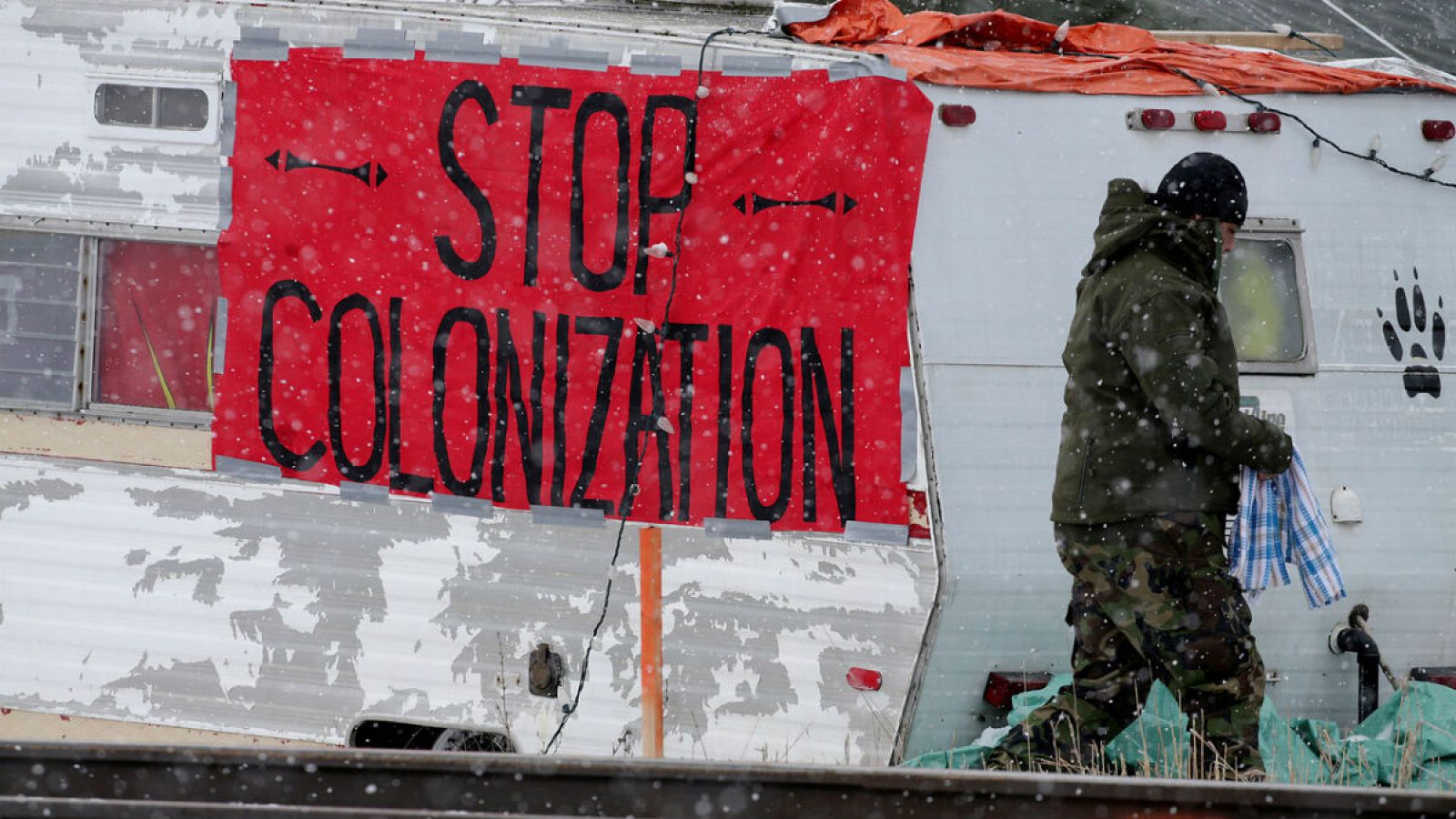 Un cartel con "Stop Colonization" en Canadá
