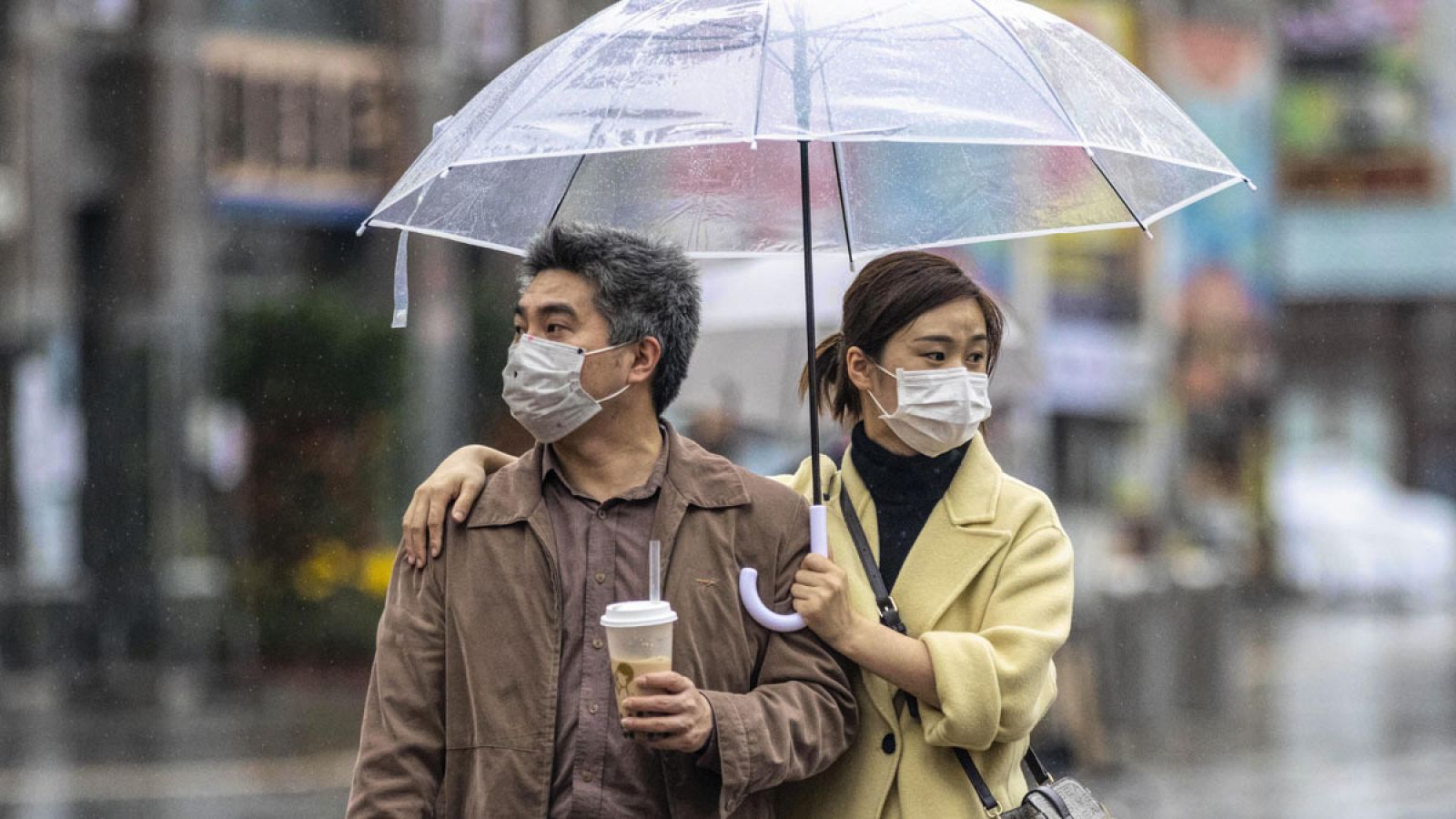 Una pareja pasea con mascarillas en Guangzhou, China