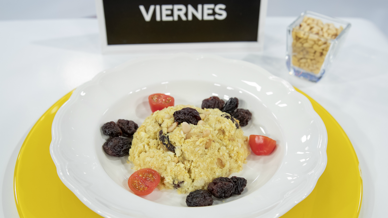Cuscús de coliflor con piñones y pasas