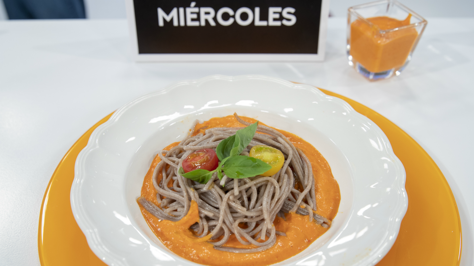 Pasta integral con pesto rojo