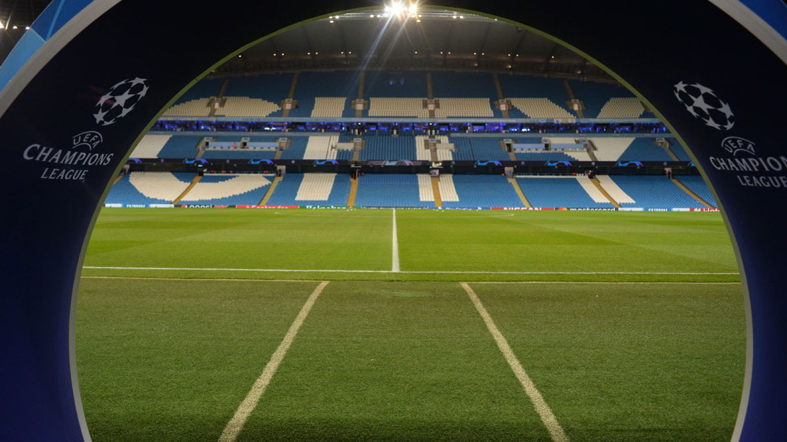 El Etihad, engalanado para un partido de Champions