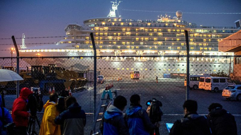 EE.UU. confirma que 14 de los evacuados del crucero en Japón están enfermos de coronavirus 