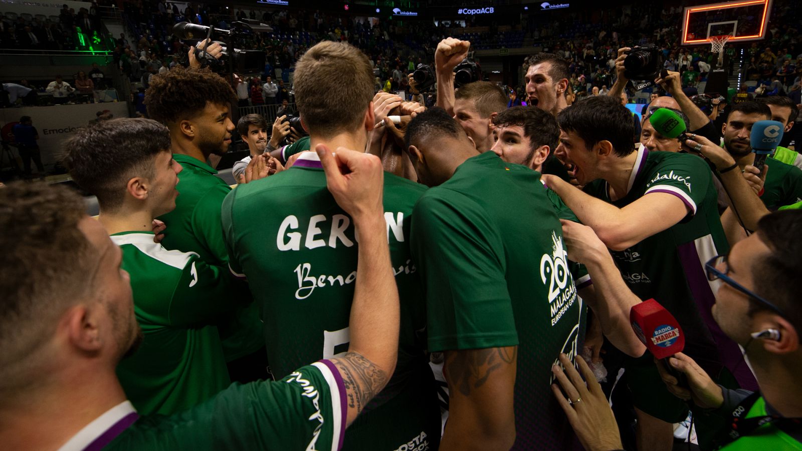 Los jugadores del Unicaja celebran el pase a la final de Copa.