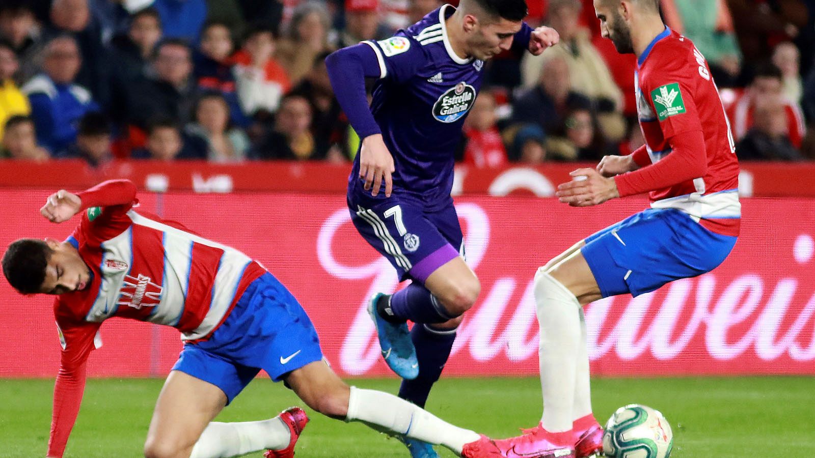 El delantero del Valladolid Sergi Guardiola (c), entre dos jugadores del Granada