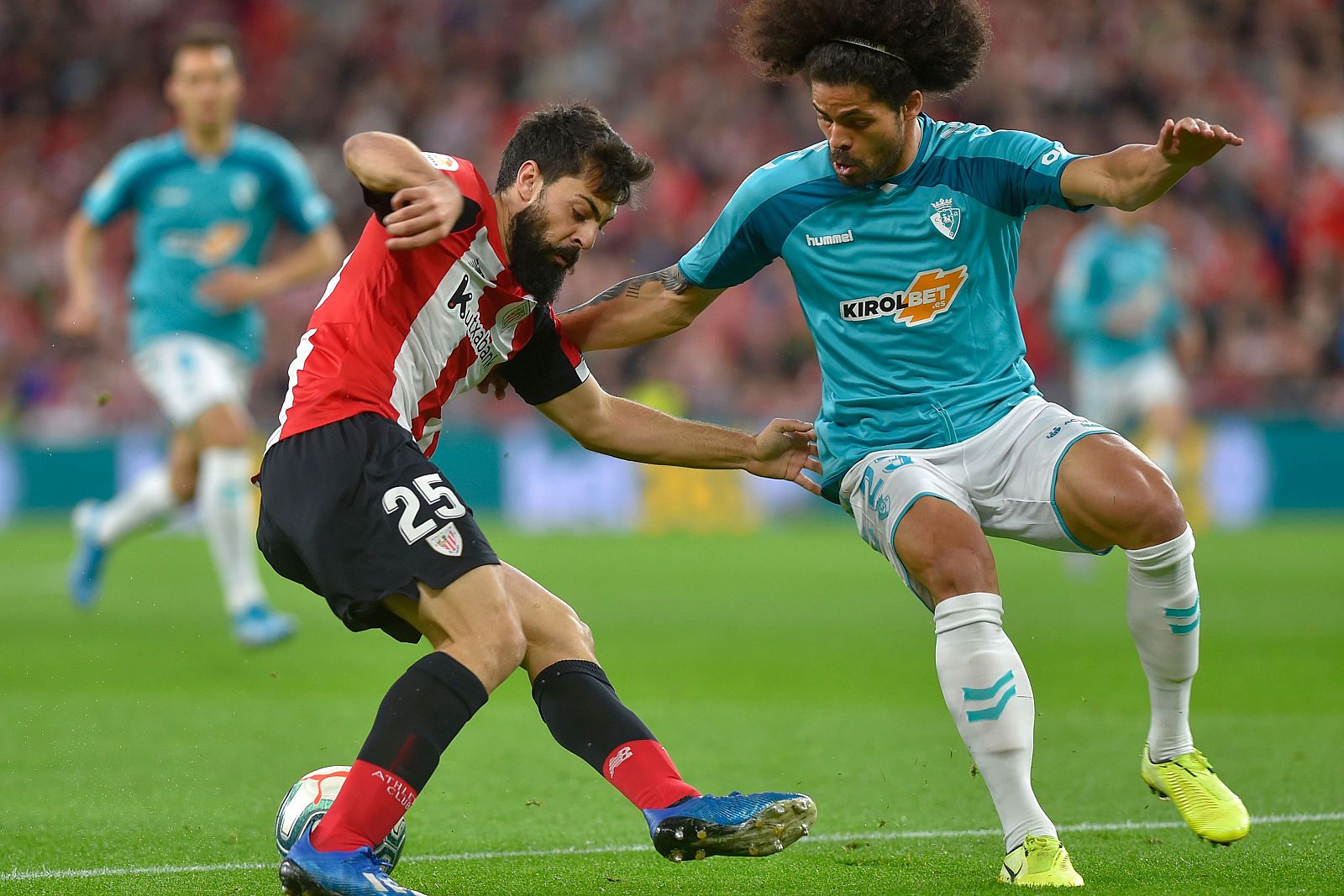 Villalibre (i) y Aridane luchan por un balón, durante el partido
