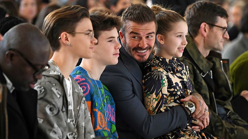 Victoria Beckham diseñadora de éxito ante la mirada de sus hijos Romeo, Cruz y Harper