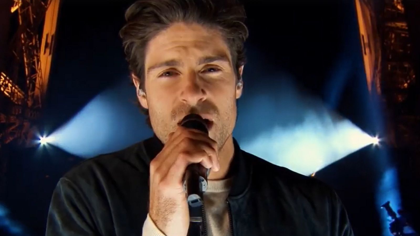 Tom Leeb estrena su canción "The best in me" desde la Torre Eiffel de París