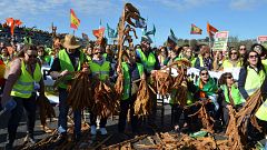 Los agricultores protestan en Extremadura y Almería con barricadas y cortes de autovías para reclamar precios justos