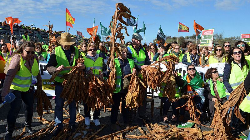 Los agricultores protestan en Extremadura y Almería con barricadas y cortes de autovías para reclamar precios justos