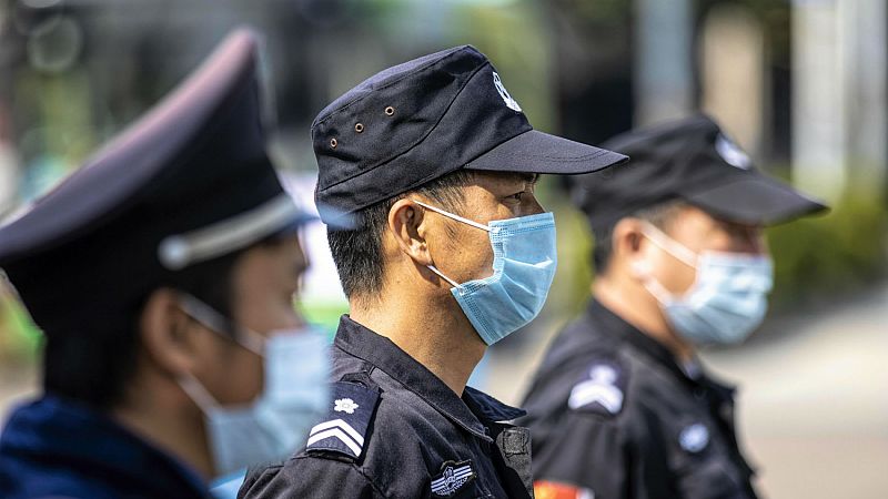 China reporta 2.004 muertes y Hong Kong informa de un nuevo fallecimiento por el coronavirus
