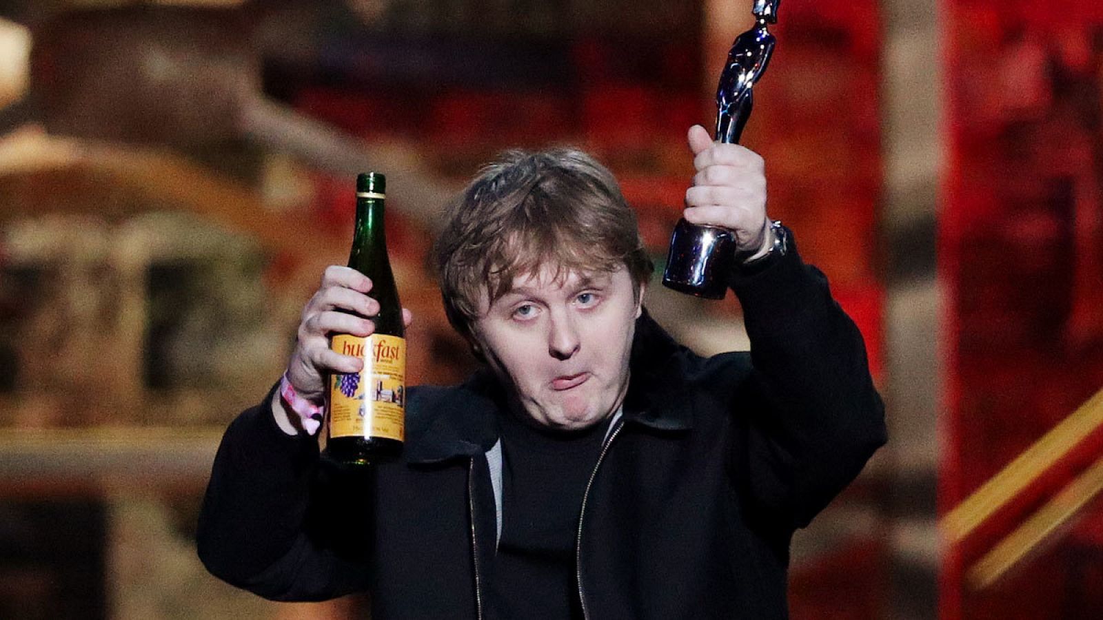 Lewis Capaldi recoge el premio a la Mejor Canción del Año por 'Someone You Loved'
