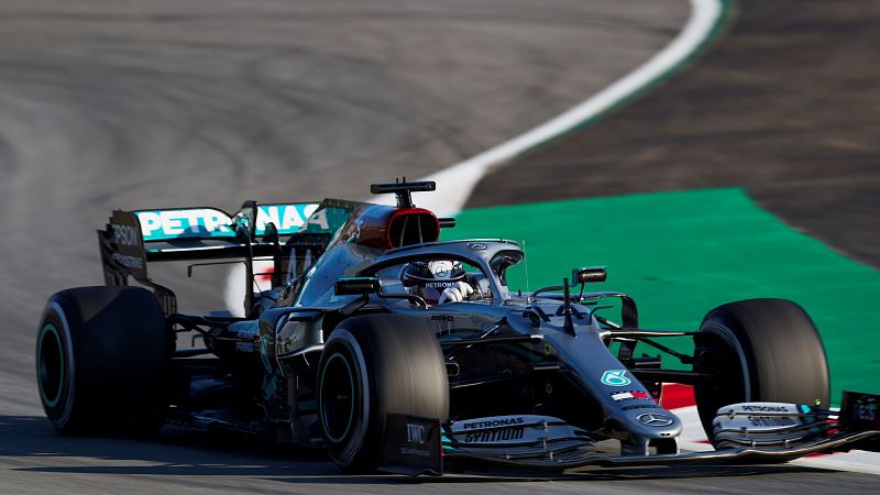 Mercedes vuelve a reinar en el primer día de test de pretemporada