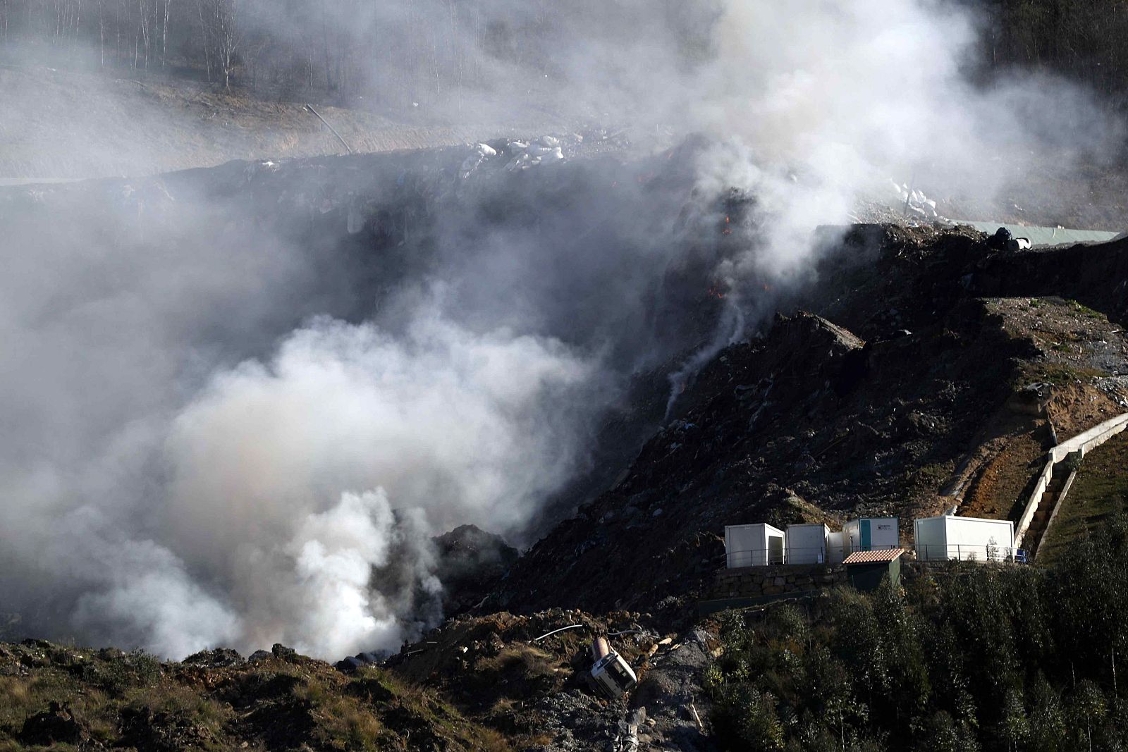 El incendio que se originó en el vertedero de Zaldíbar