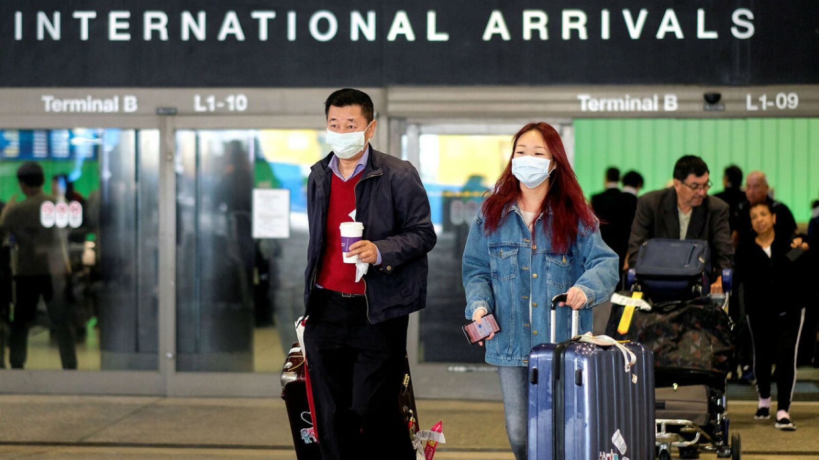 Viajeros saliendo del aeropuerto de Los Ángeles