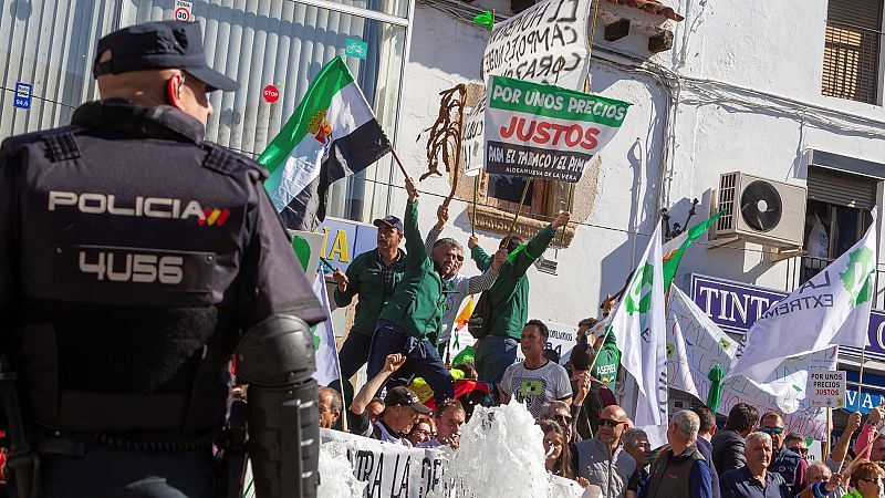 Tensión entre los agricultores y los antidisturbios en Mérida con cargas policiales