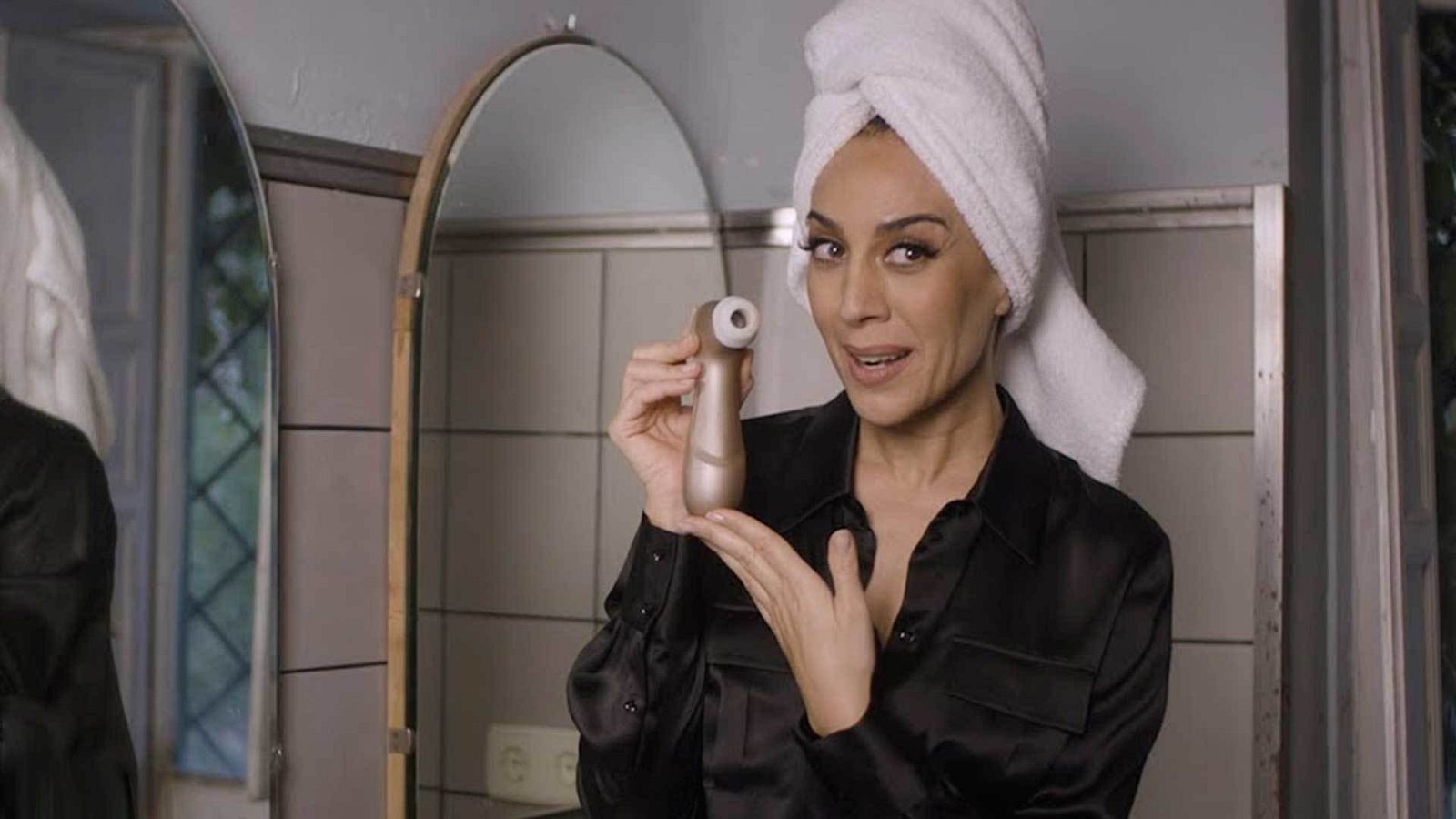 Mónica Naranjo compartiendo promo con el Satisfyer