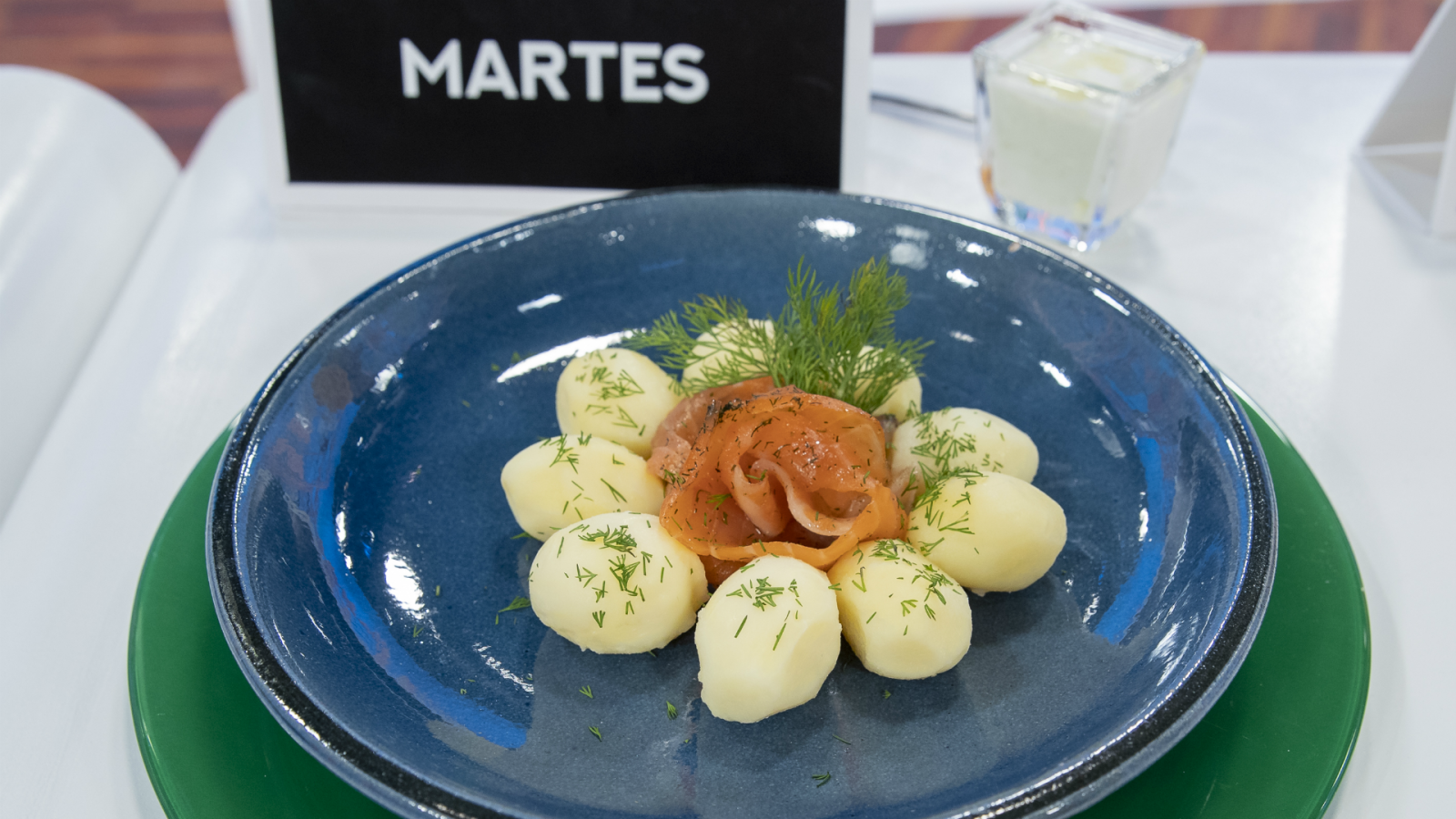 ENSALADA DE PATATA, SALMÓN Y ENELDO