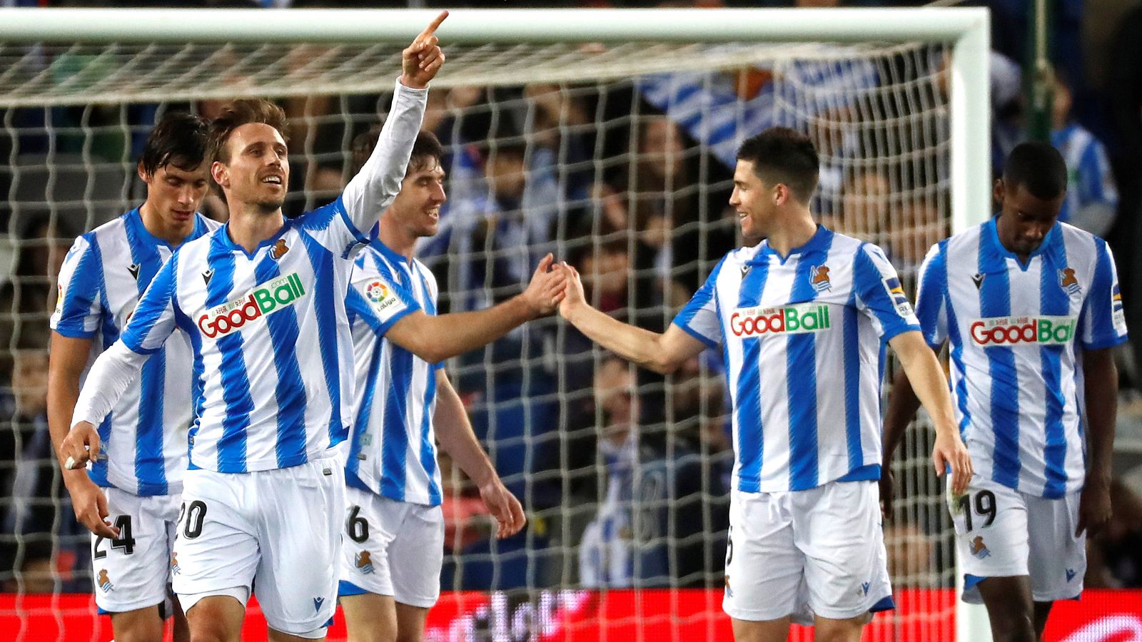 La Real Sociedad celebra el gol de Monreal
